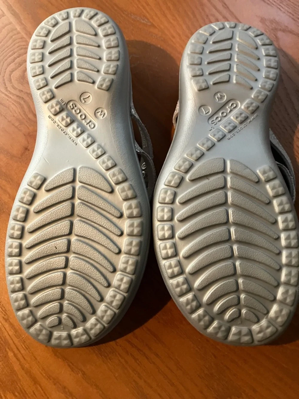 CROCS Silver Glitter Thong Sandals with White Footbed Women’s Size 7